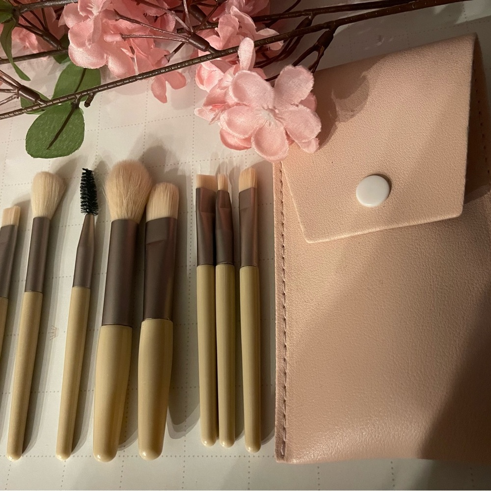 New Makeup 8 Brush Set in Cotton Candy Pink Case - Perfect Mother’s Day Gift 🍑